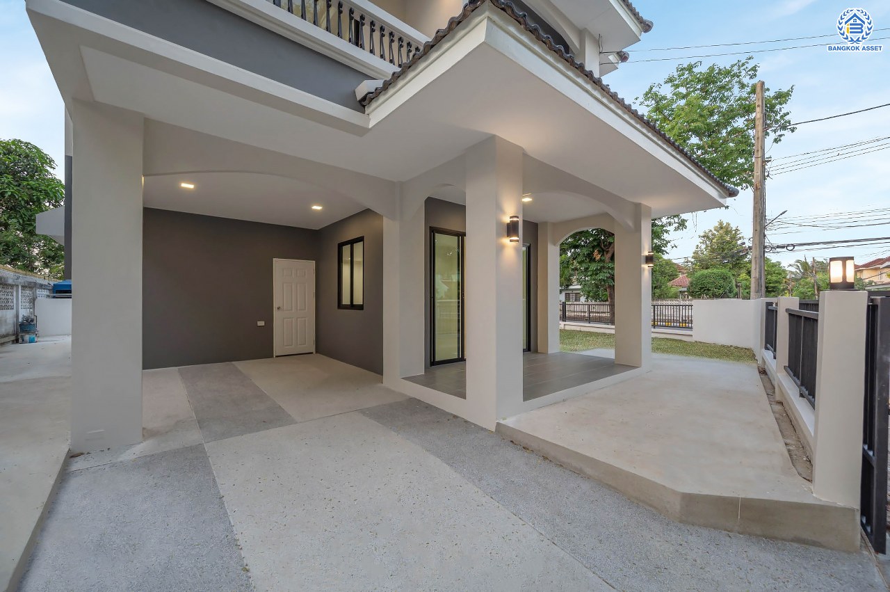 บ้านมือสองตกแต่งใหม่ คุณภาพแบรนด์ LH โครงการ ชลลดา บางบัวทอง เนื้อที่ 99 ตร.ว. ตกแต่งหรูหรา ฟังก์ชันจัดเต็ม 3 ห้องนอน 3 ห้องน้ำ จอดรถได้ 1 คัน พร้อม Facilities ครบ! บนทำเลคุณภาพ เชื่อมต่อได้หลายเส้นทาง ใกล้เซ็นทรัลเวสต์เกต และรถไฟฟ้า "สถานีบางพลู"